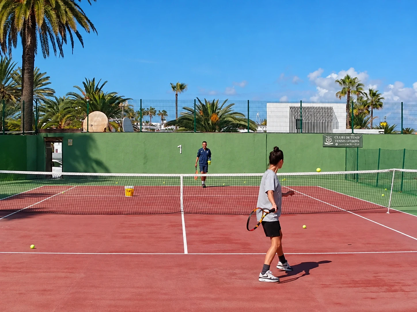 Isotta training with Edoardo on court at Tennis Corralejo